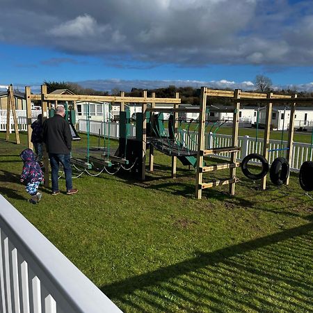 Ger-Y-Bwlch - Spacious Static On 5Star Site With Swimming Pool Benllech Exteriör bild