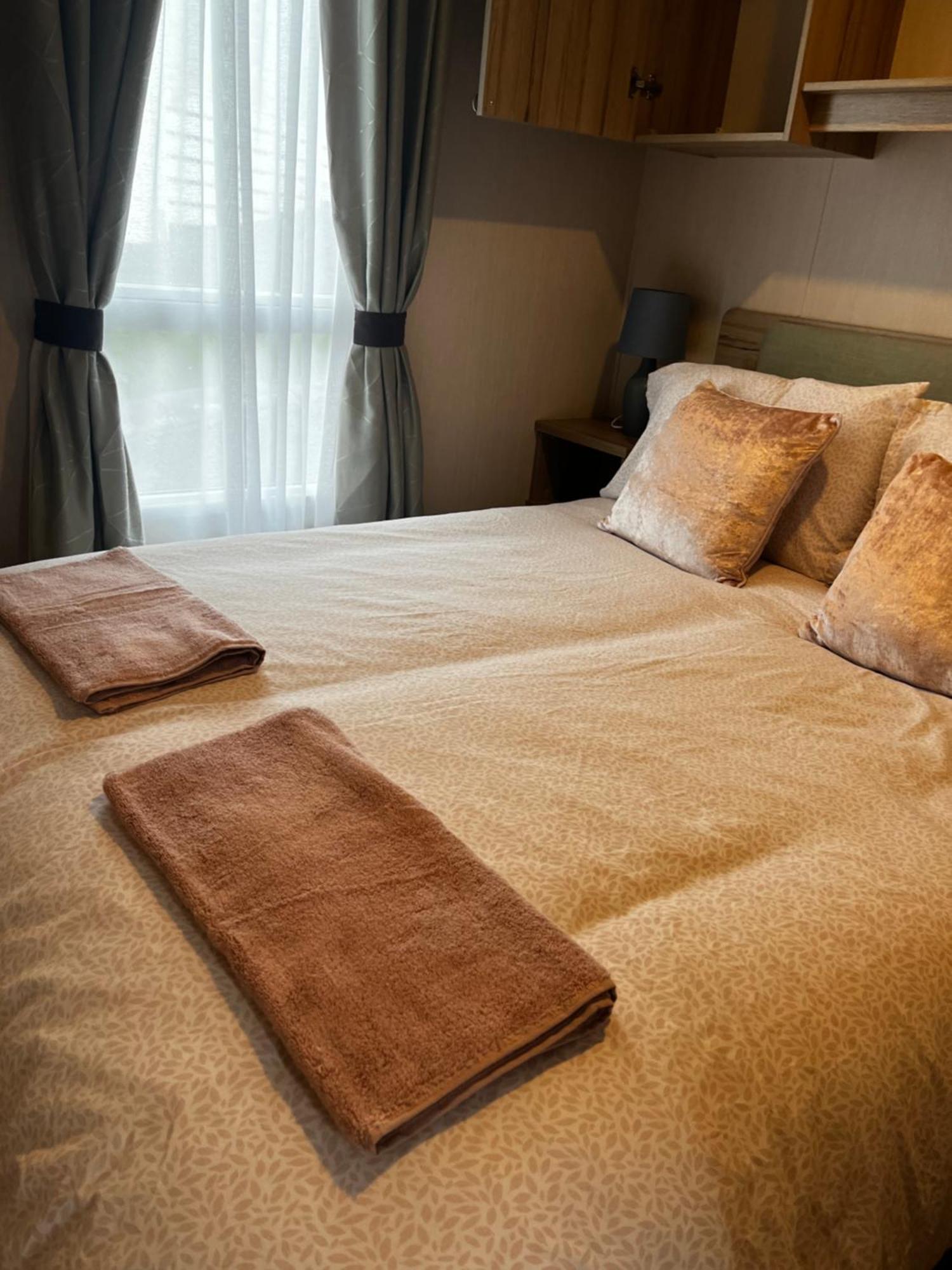 Ger-Y-Bwlch - Spacious Static On 5Star Site With Swimming Pool Benllech Exteriör bild